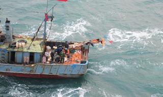辽宁海域一渔船翻扣